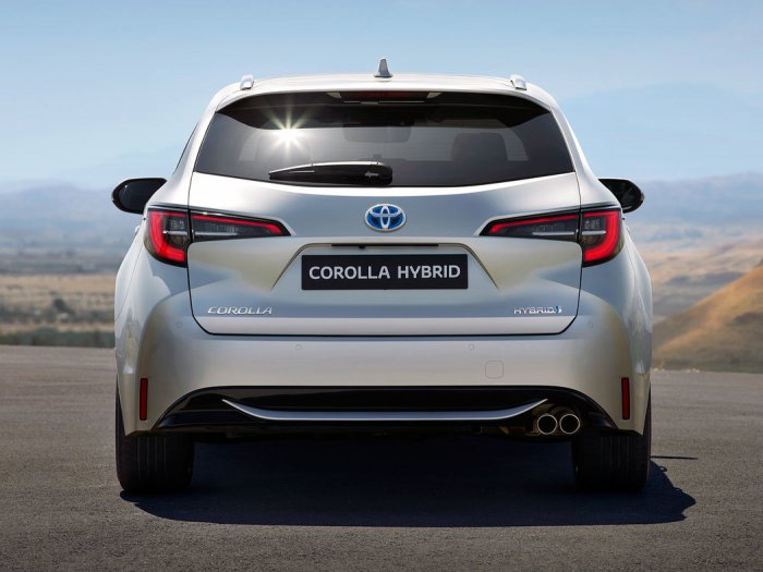 Toyota Corolla 2.0 (180 Hp) Hybrid e-CVT na operativní leasing za 9990 Kč/měs.