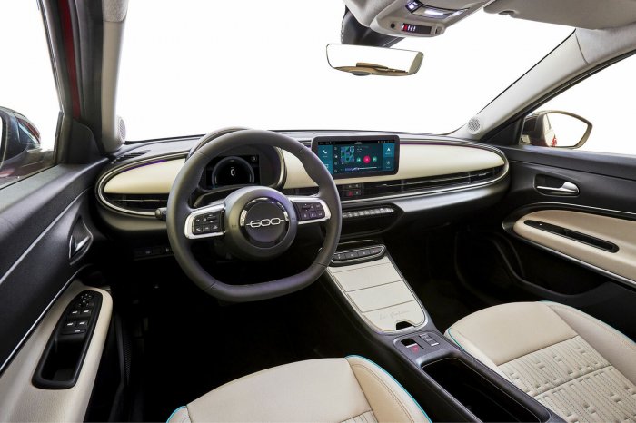 Fiat 600 54 kWh (156 Hp) Electric na operativní leasing za 13836 Kč/měs.