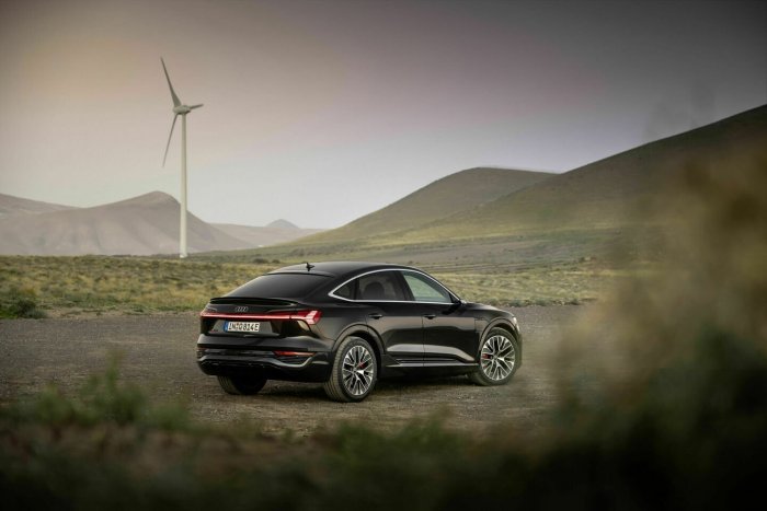 Audi Q8 e-tron 55 e-tron (408 Hp) quattro na prodej za 1617256 Kč