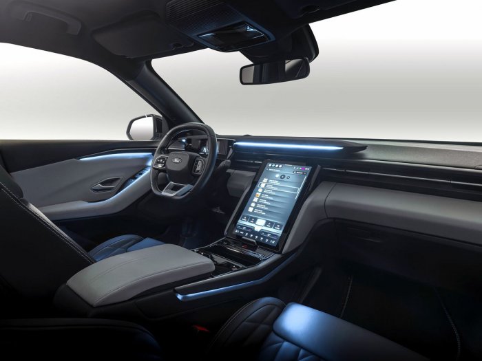 Ford Explorer 52 kWh (201 Hp) STANDARDNÍ DOJEZD RWD na operativní leasing za 14151 Kč/měs.