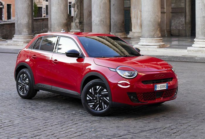 Fiat 600 54 kWh (156 Hp) Electric na operativní leasing za 13836 Kč/měs.