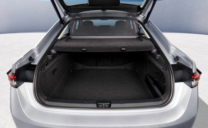 Škoda Superb 1,5 TSI m-HEV (148 Hp) na operativní leasing za 10575 Kč/měs.