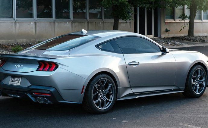 Ford Mustang GT 5.0 V8 (446 Hp) SelectShift na operativní leasing za 21644 Kč/měs.