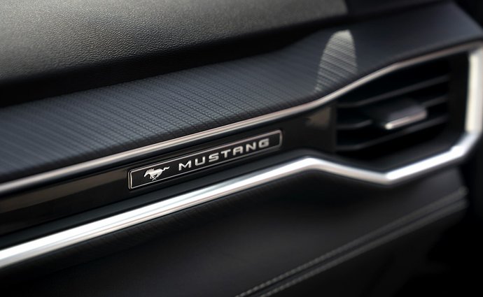 Ford Mustang GT 5.0 V8 (446 Hp) SelectShift na operativní leasing za 21644 Kč/měs.