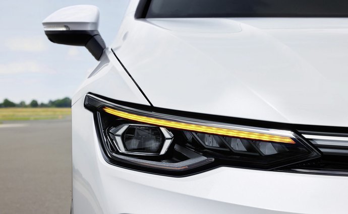 Volkswagen Golf 1.5 TSI (272 Hp) PHEV DSG na operativní leasing za 9037 Kč/měs.