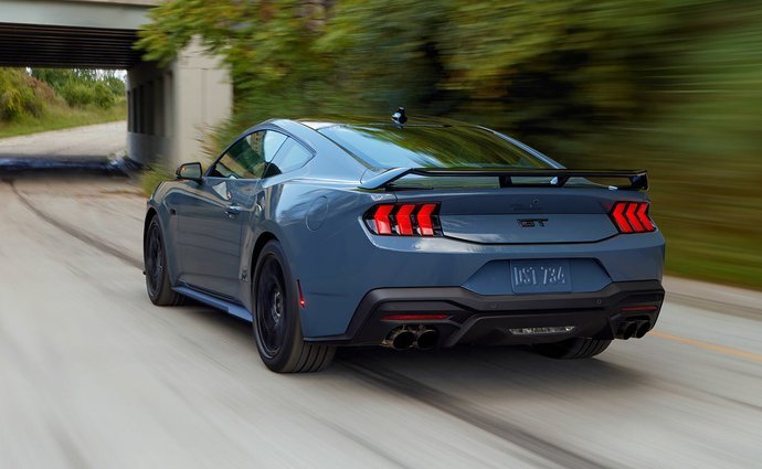Ford Mustang GT 5.0 V8 (446 Hp) SelectShift na operativní leasing za 21644 Kč/měs.