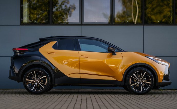 Toyota C-HR 1.8 (140 Hp) Hybrid e-CVT na operativní leasing za 11921 Kč/měs.