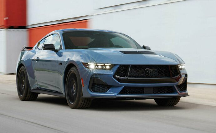 Ford Mustang GT 5.0 V8 (446 Hp) SelectShift na operativní leasing za 21644 Kč/měs.