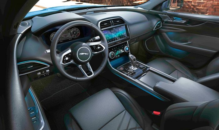 Jaguar XE 2.0i (300 Hp) AWD Automatic na prodej za 1567894 Kč