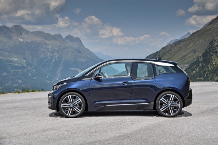 BMW i3 42.2 kWh (170 Hp) na operativní leasing za 14500 Kč/měs.
