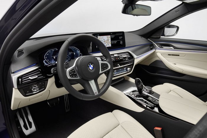 BMW Řada 5 530d (286 Hp) Mild Hybrid xDrive Steptronic na prodej za 1317737 Kč