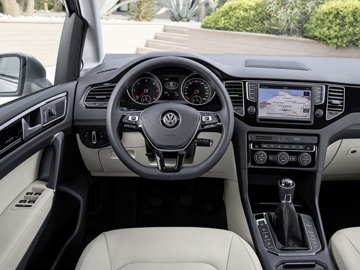 Volkswagen Golf 1.5 TSI ACT (131 Hp) na operativní leasing za 7933 Kč/měs.