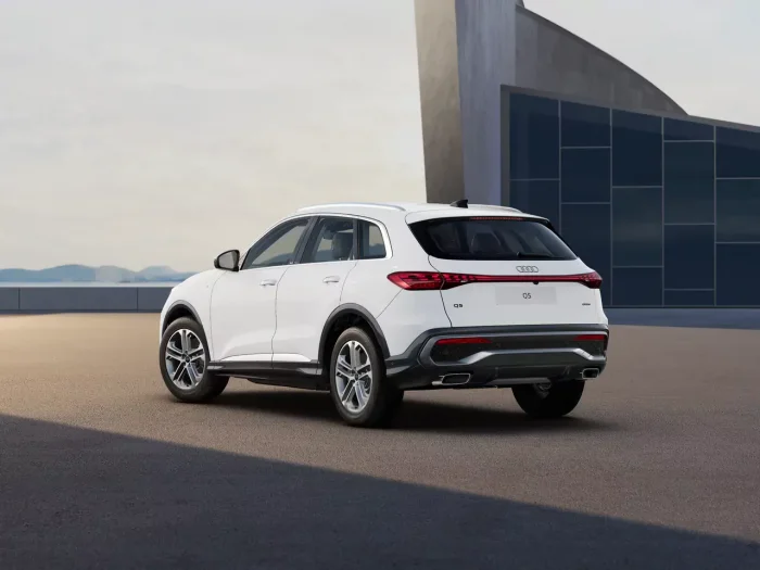 Audi Q5 40 TFSI (204 Hp) quattro S tronic na operativní leasing za 15915 Kč/měs.