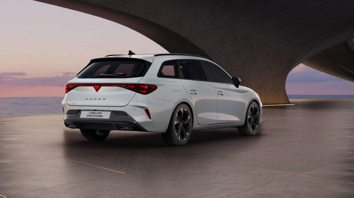 Cupra Leon 1.5 eTSI (150 Hp) DSG na operativní leasing za 6631 Kč/měs.
