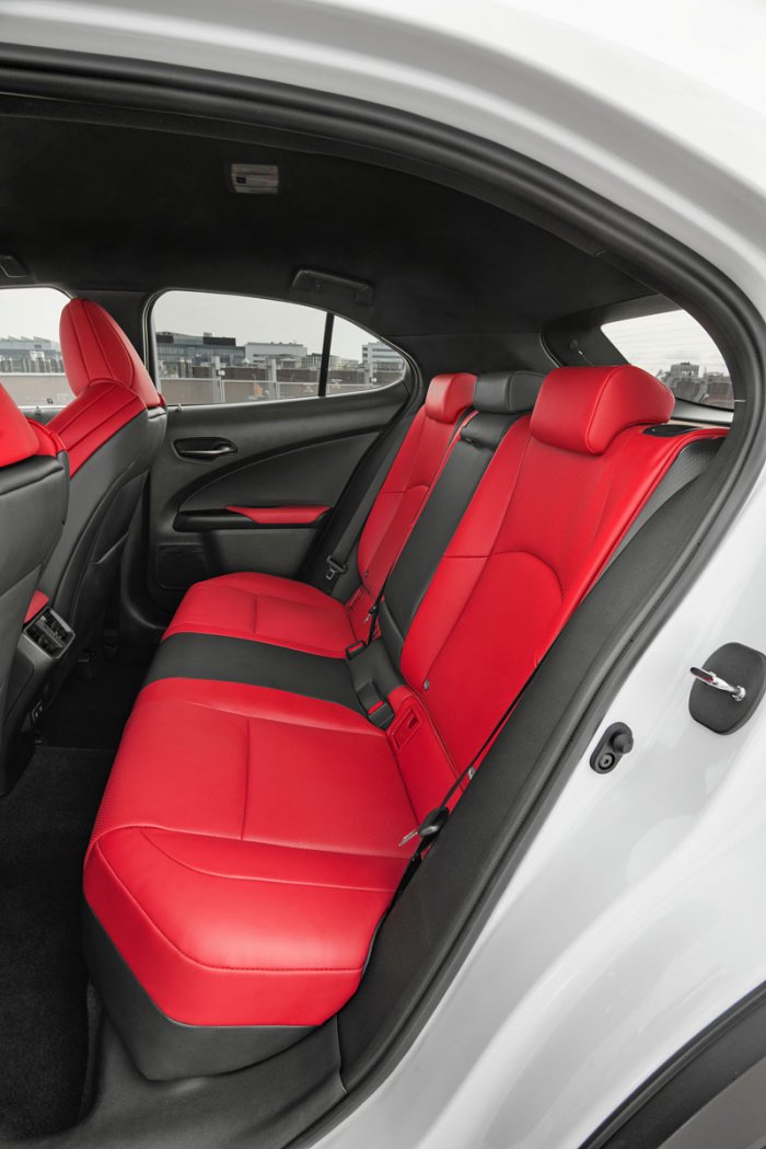 Lexus UX 300h 2.0l Full-hybrid (199 Hp) E-CVT (4x4) na prodej za 870000 Kč