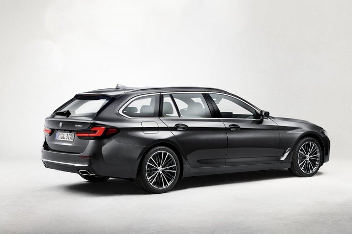 BMW Řada 5 530i (252 Hp) Mild Hybrid xDrive Steptronic na prodej za 1272355 Kč