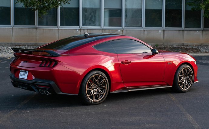 Ford Mustang GT 5.0 V8 (446 Hp) SelectShift na operativní leasing za 21644 Kč/měs.