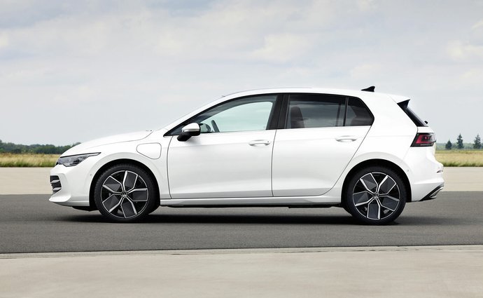 Volkswagen Golf 1.5 TSI (272 Hp) PHEV DSG na operativní leasing za 9037 Kč/měs.