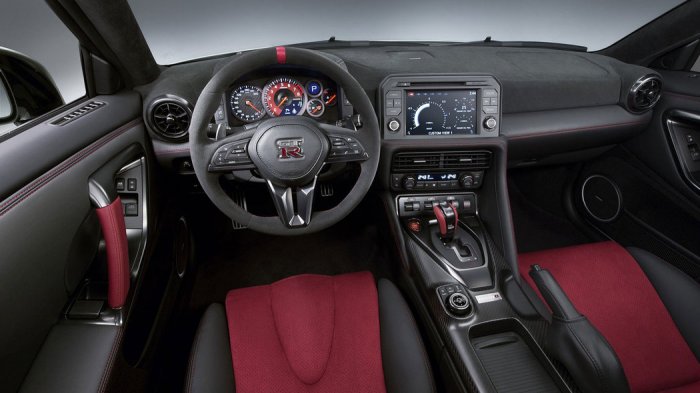 Nissan GT-R 3.8 V6 (570 Hp) 4WD Automatic na prodej za 2346843 Kč