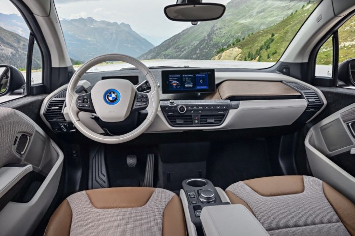 BMW i3 42.2 kWh (170 Hp) na operativní leasing za 14500 Kč/měs.