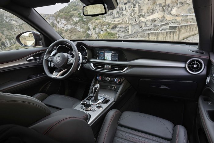 Alfa Romeo Stelvio 2.2 JTDm (160 Hp) AT8 na operativní leasing za 18007 Kč/měs.