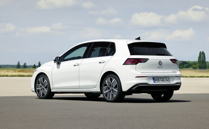 Volkswagen Golf 1.5 TSI (272 Hp) PHEV DSG na operativní leasing za 9037 Kč/měs.